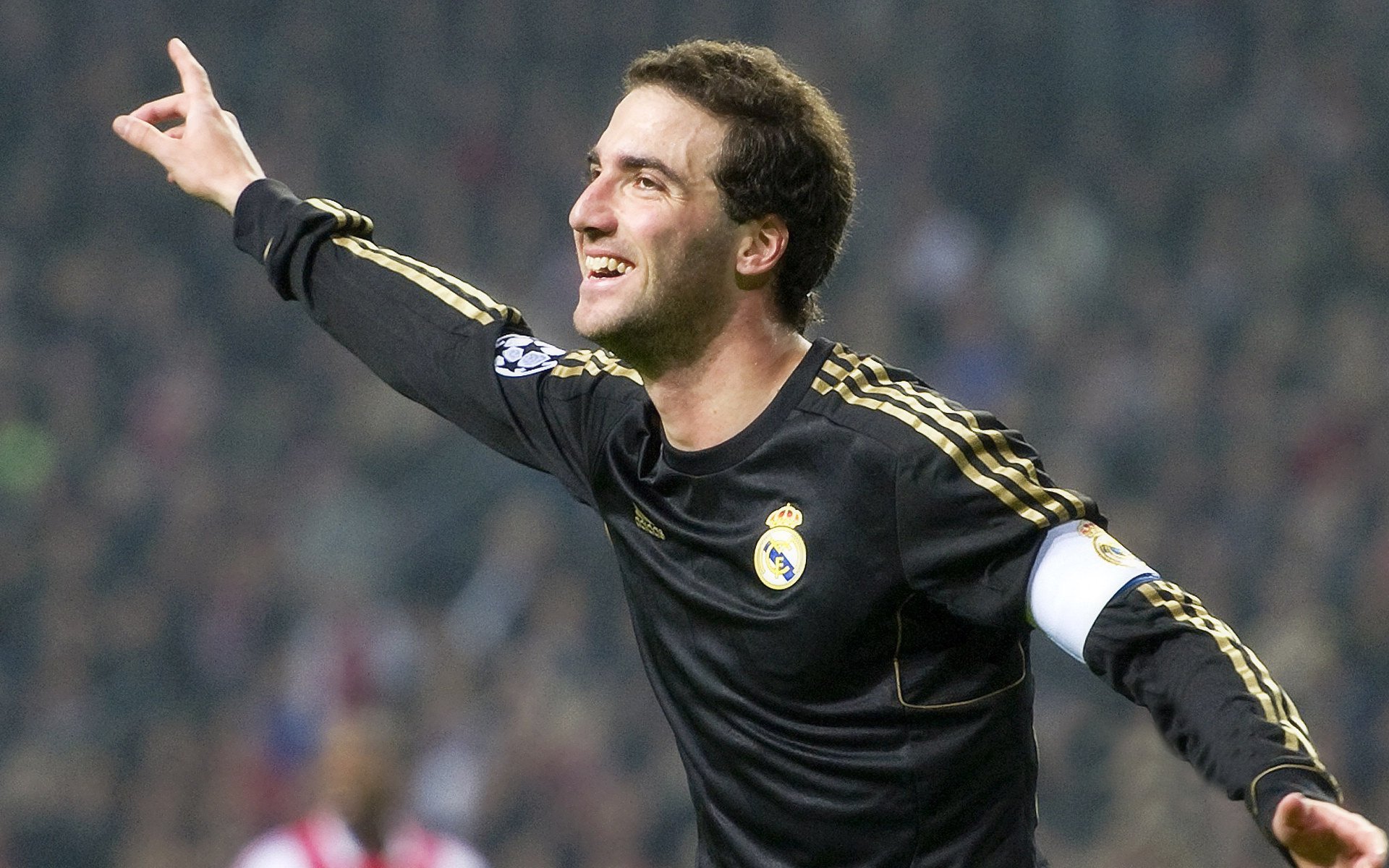 爱游戏娱乐-掘金球员集中观看经典比赛学习战术布置，掘金球员介绍